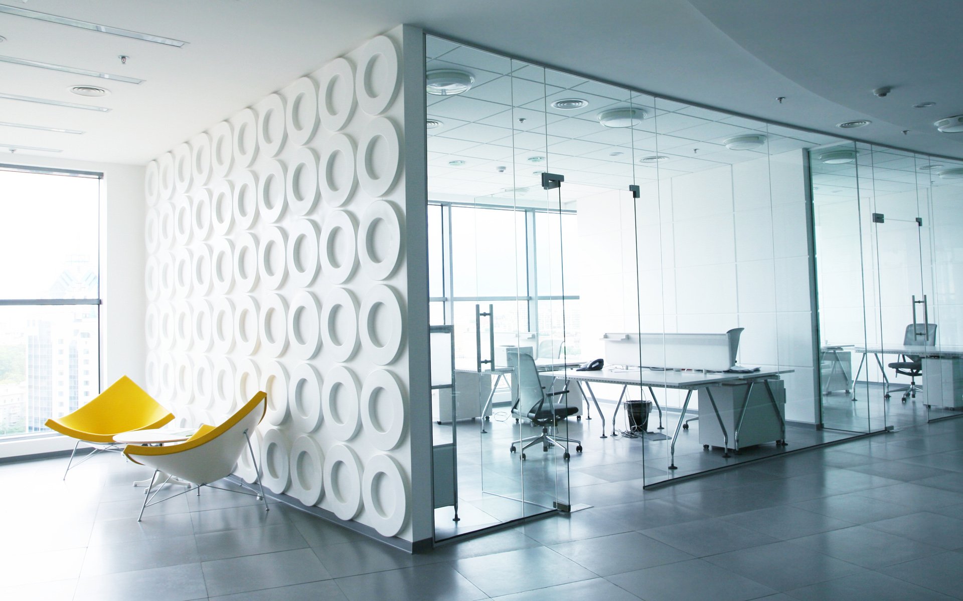 Thiết kế nội thất văn phòng giúp tạo ra không gian làm việc hiện đại và tiện nghi. Bạn sẽ được trải nghiệm không gian mở, sáng nhưng không kém phần ấm cúng. Chỉ cần một bàn làm việc và một chiếc ghế êm ái, bạn sẽ cảm thấy thoải mái để tiếp tục công việc của mình.