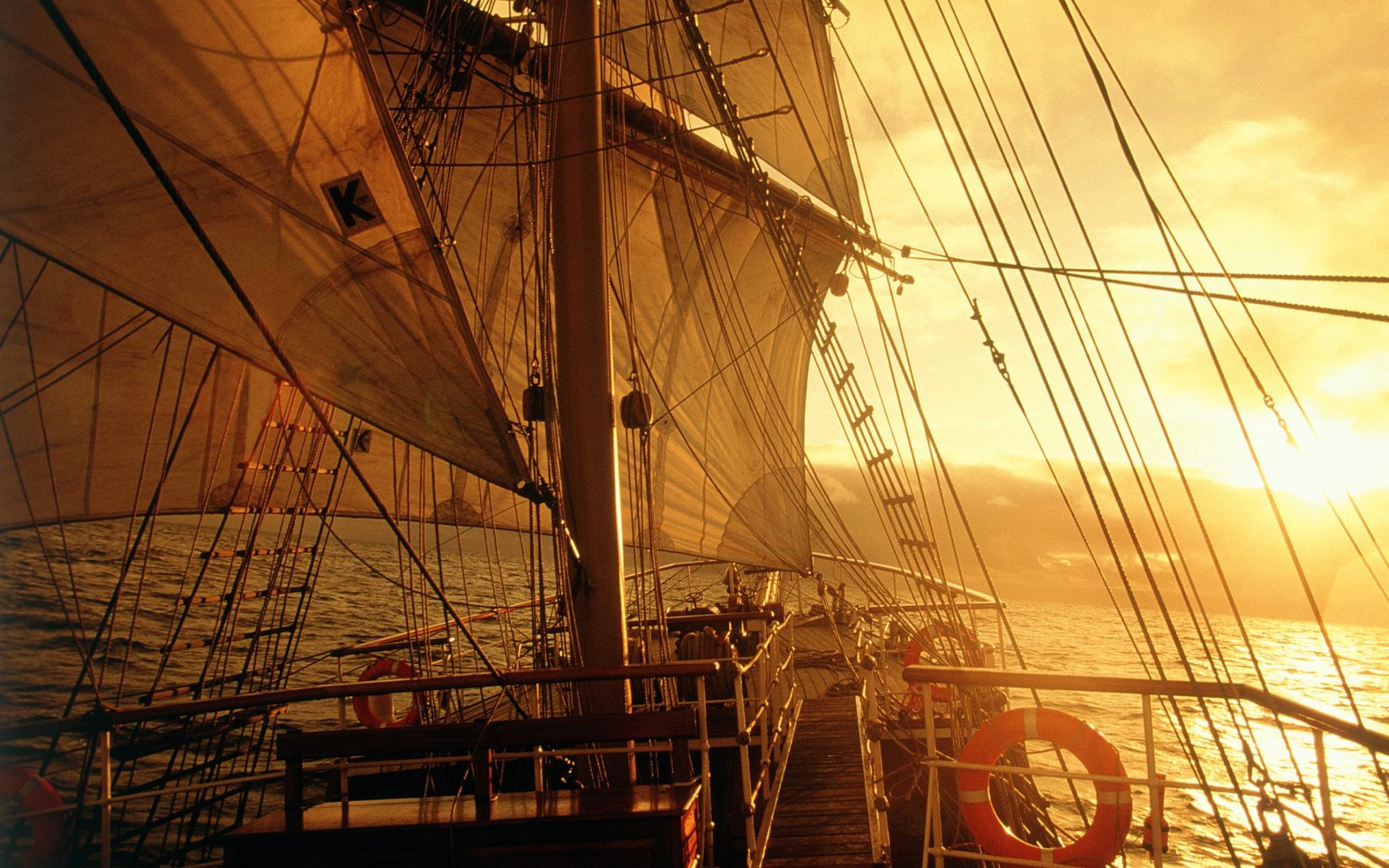 Палуба в тумане. Виды пиратских кораблей. Палуба старинного корабля. Палуба парусного корабля. Вид с палубы корабля.