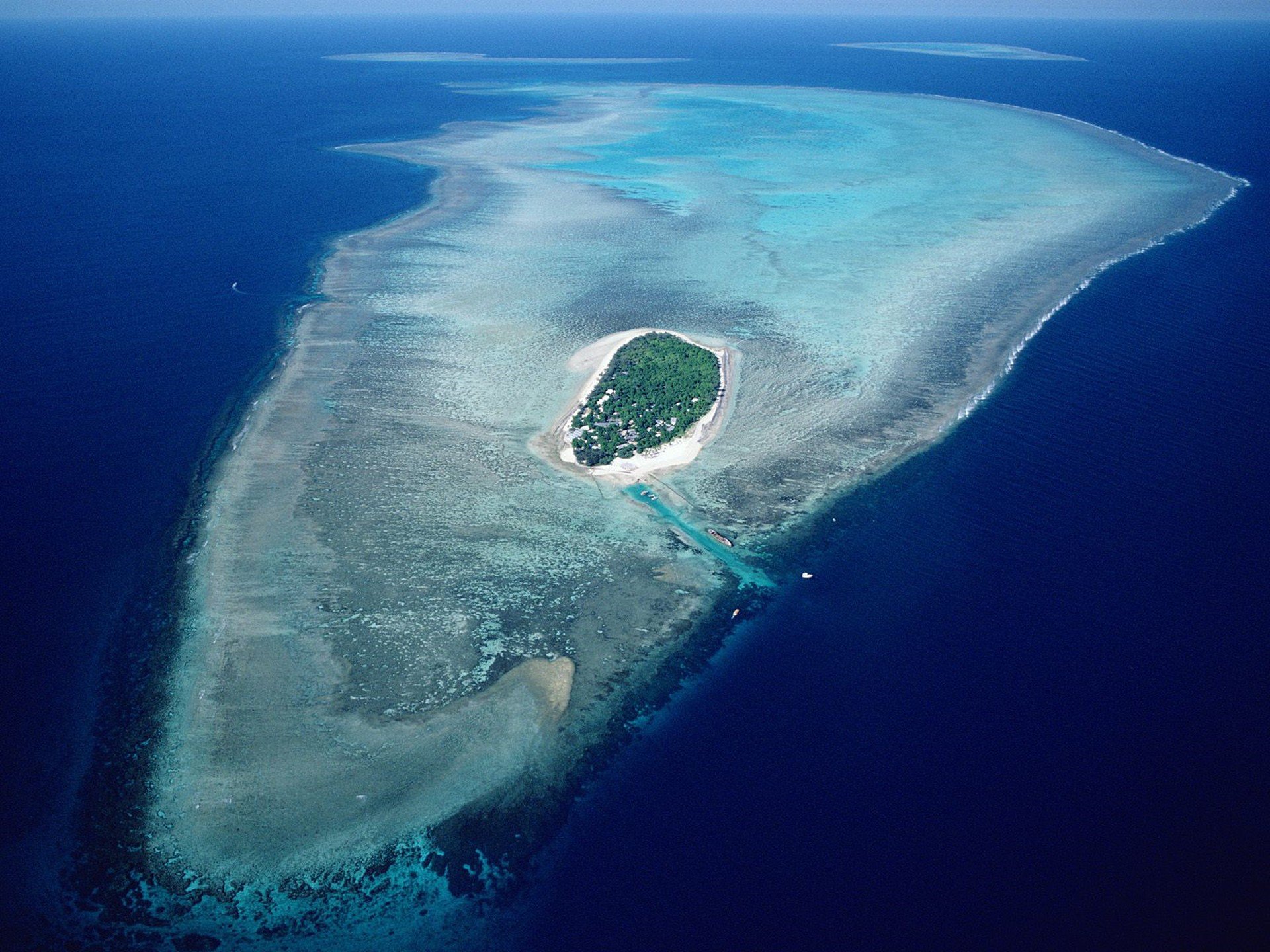 Aerial of Heron Island Great Barrier Reef Marine Park Queensland Australia  HD wallpaper