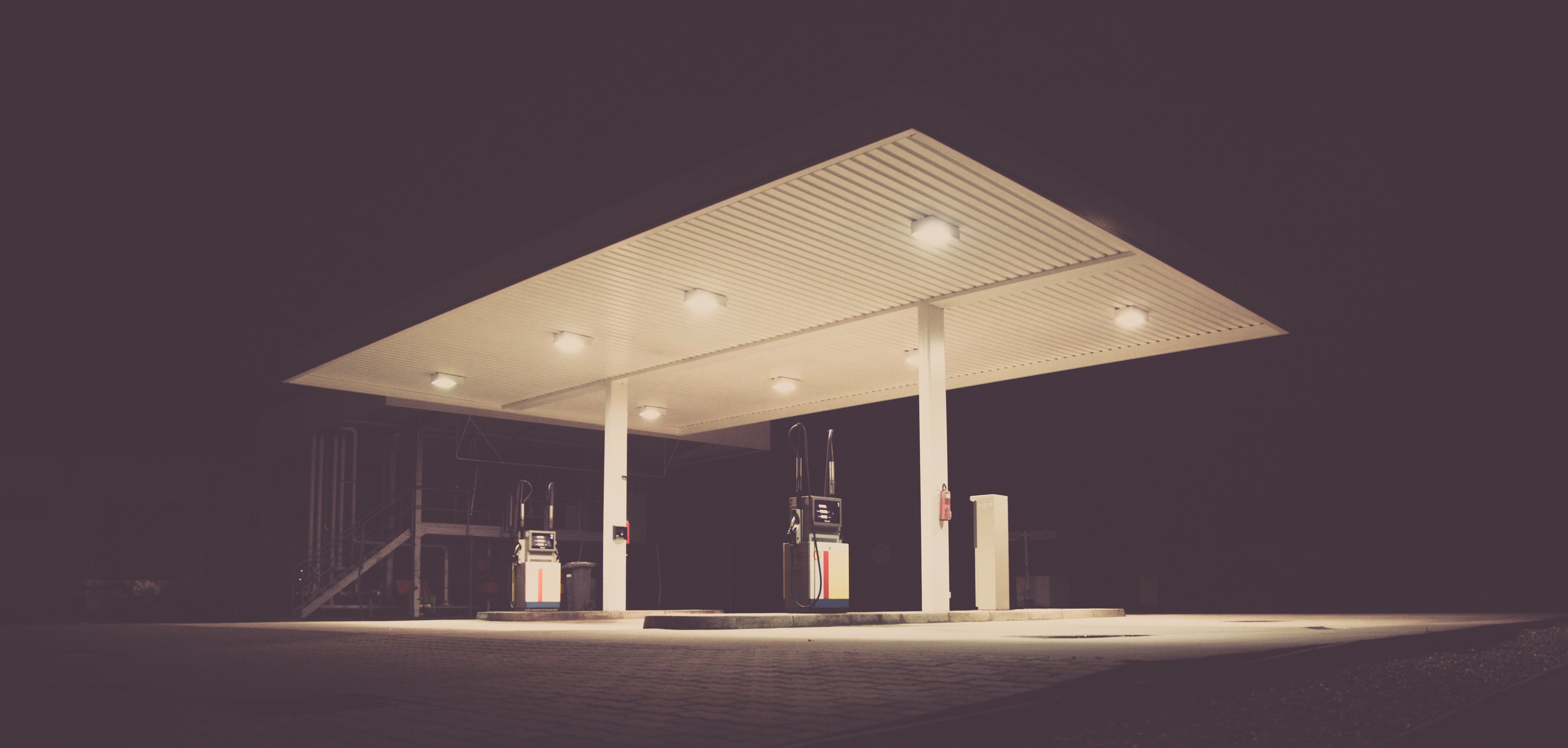 Lonely Gas Station 4K wallpaper