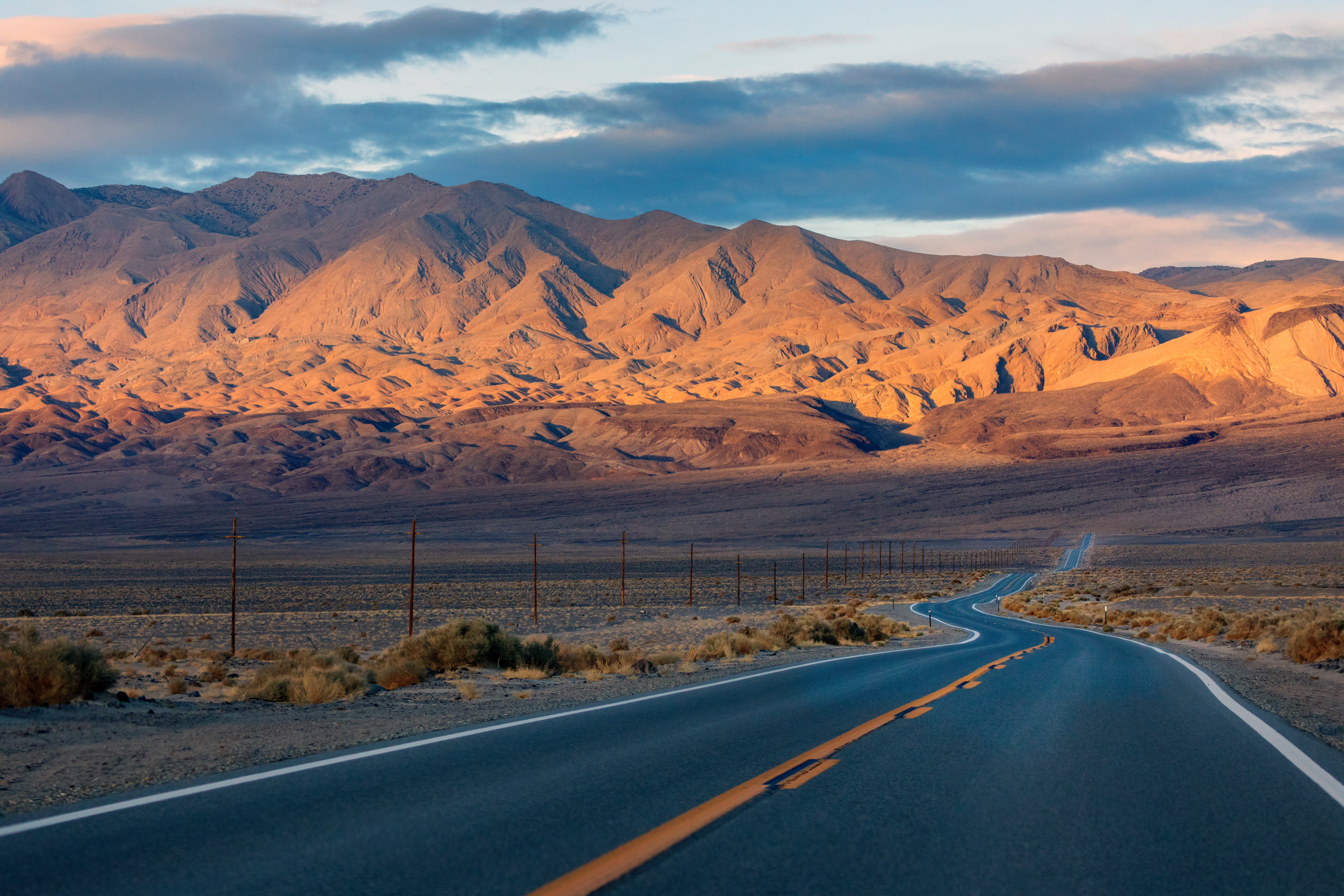 Desert Highway 4K wallpaper
