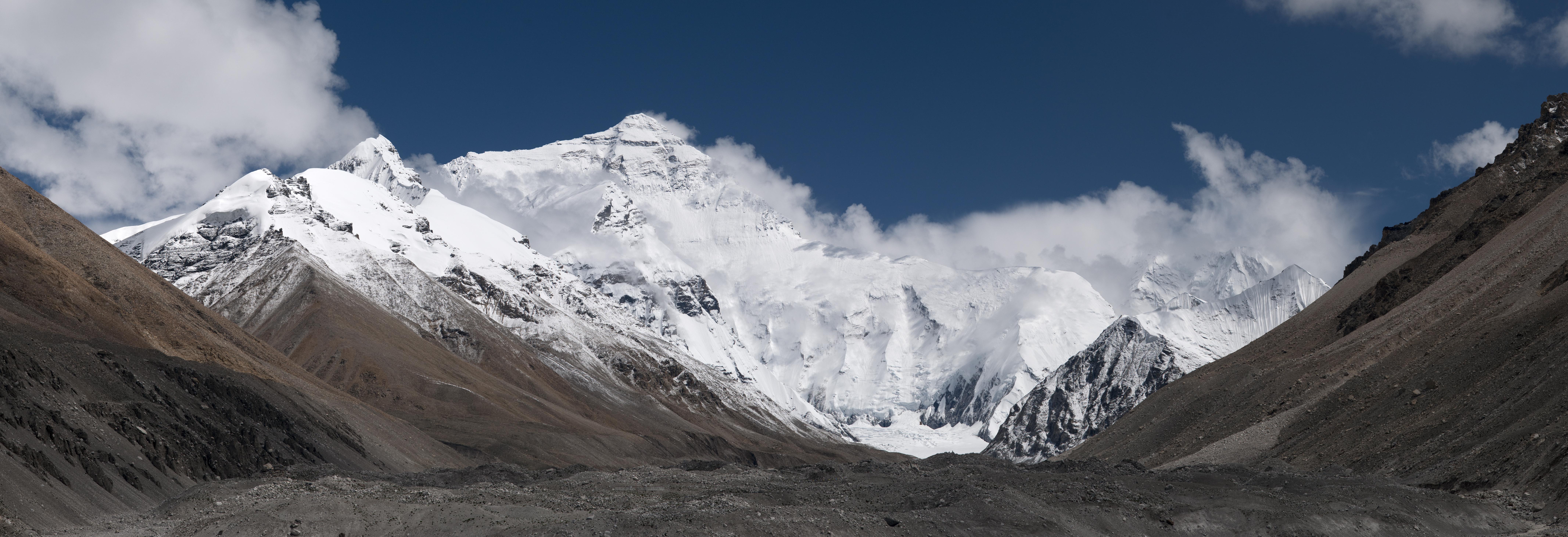 North Face of Everest 4K wallpaper
