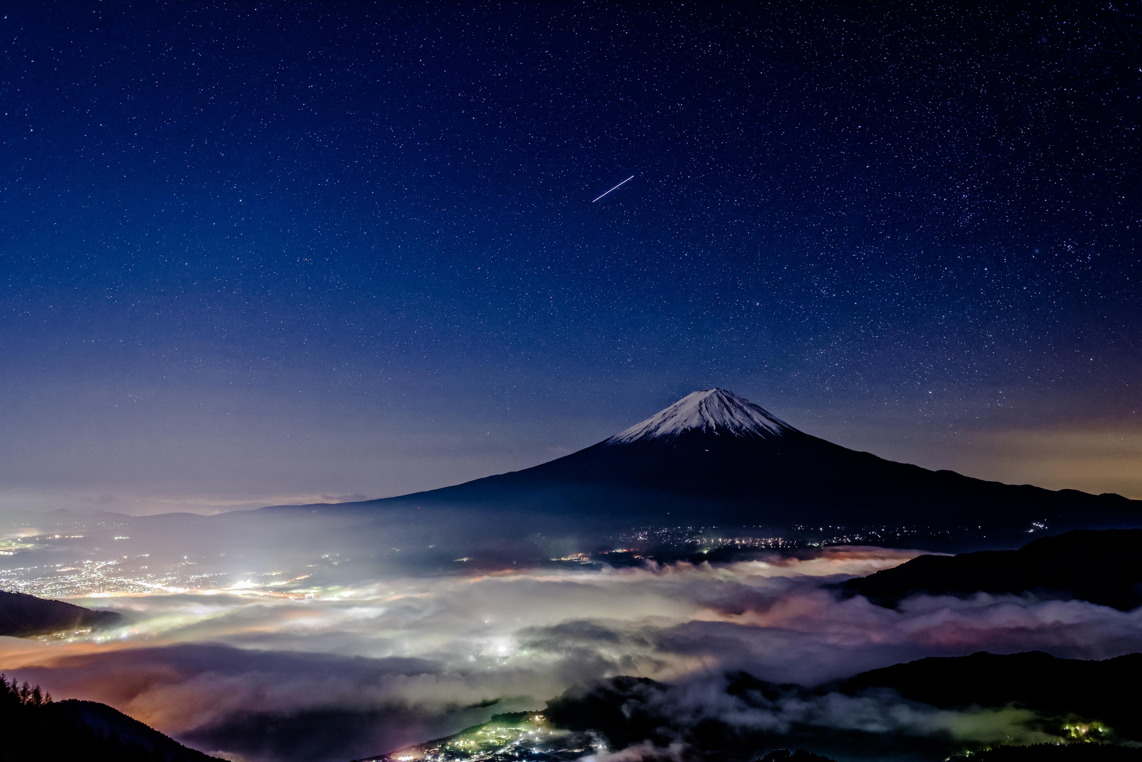 Mount Fuji at Night 4K wallpaper
