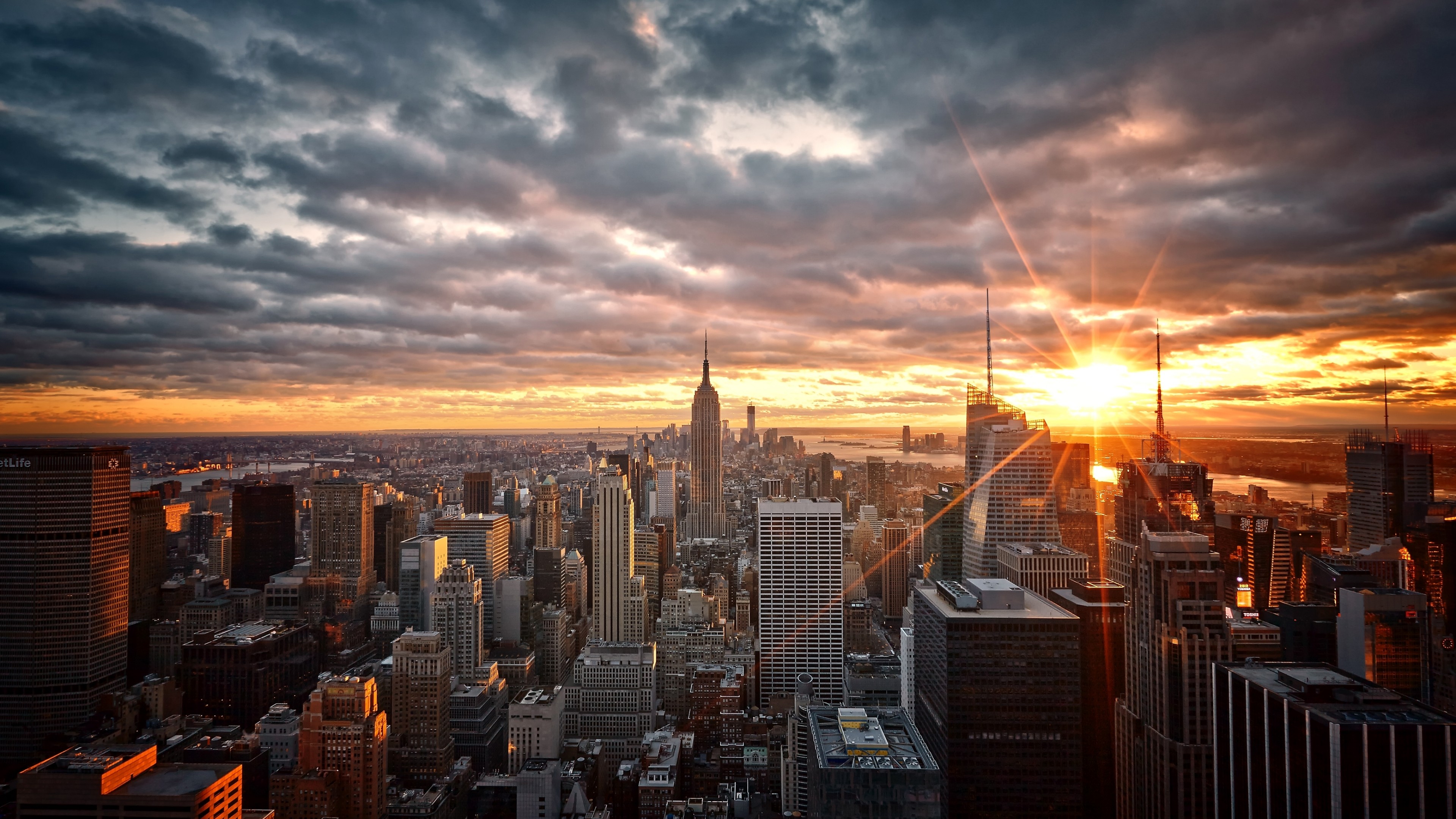 Thành phố New York là một điểm đến thú vị và sôi động. Hãy xem hình ảnh để khám phá những tòa nhà chọc trời đặc trưng của thành phố này.