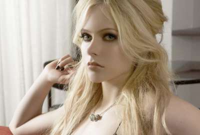 Avril is Still a Beauty