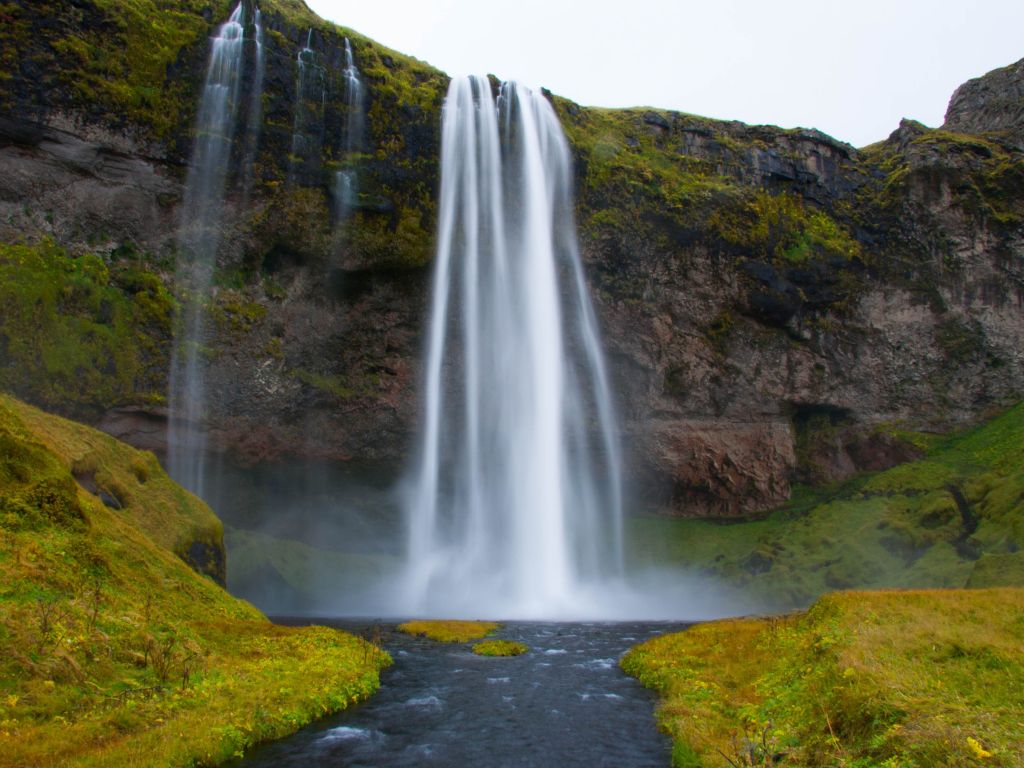  Waterfall Seljalandsfoss in Iceland wallpaper