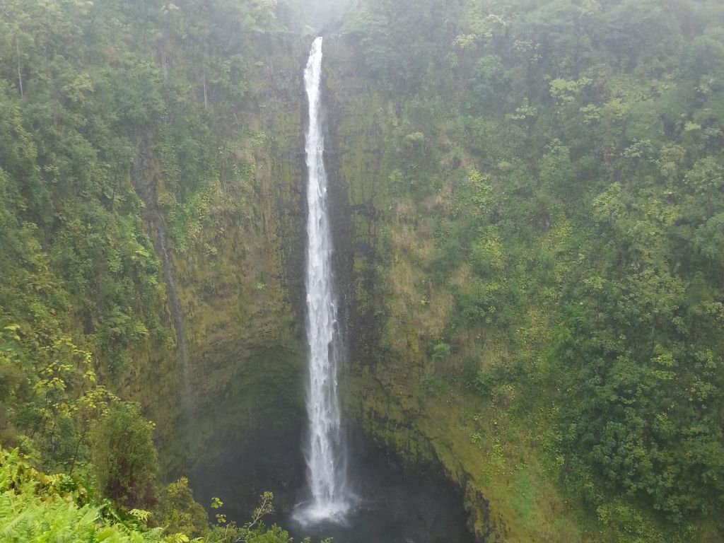 A Waterfall in Hawaii wallpaper