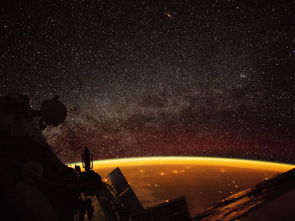 Airglow Captured From ISS October 2018 wallpaper