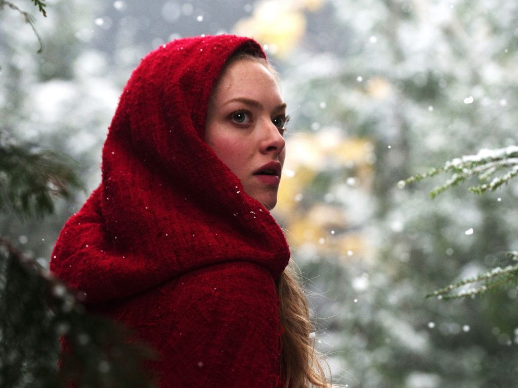Amanda Seyfried in Red Riding Hood wallpaper