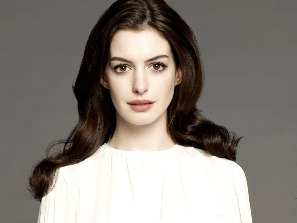 Anne Hathaway 3 wallpaper