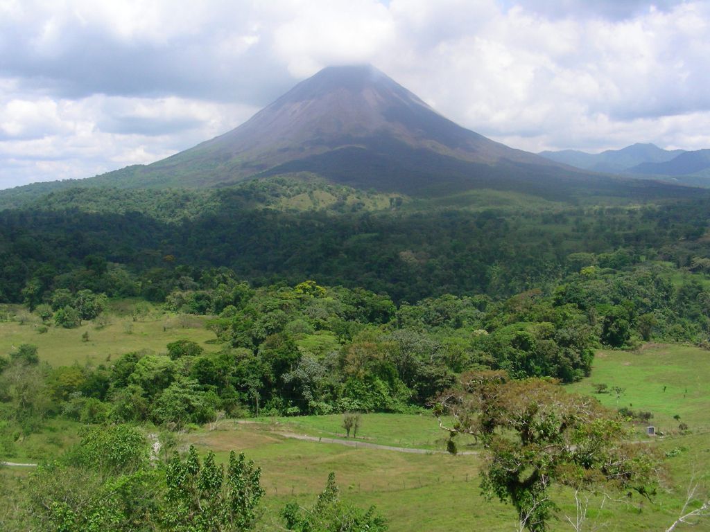 Arenal Volcano in Costa Rica wallpaper
