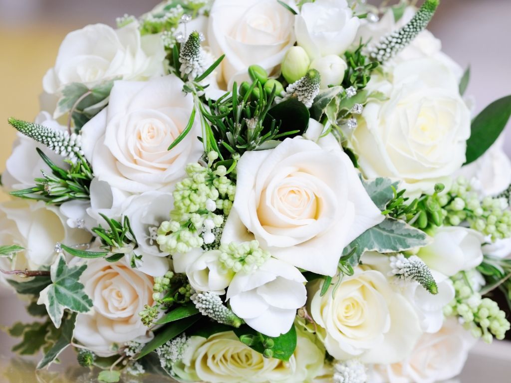 Beautiful White Roses Bouquet wallpaper
