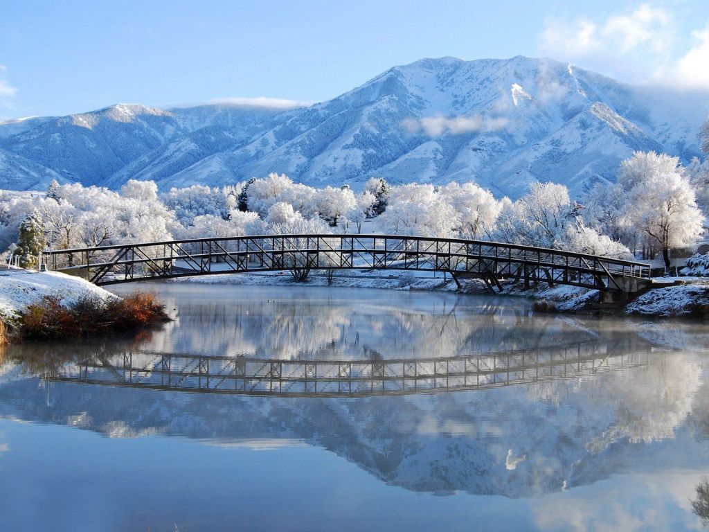 Bridge Over a Lake in Winter wallpaper