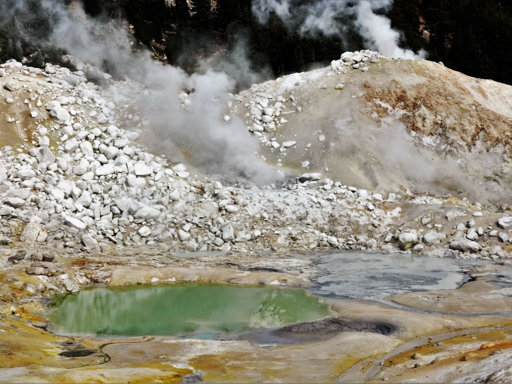 Bumpass Hell Lassen Volcanic Park - Sulfur and Steam wallpaper