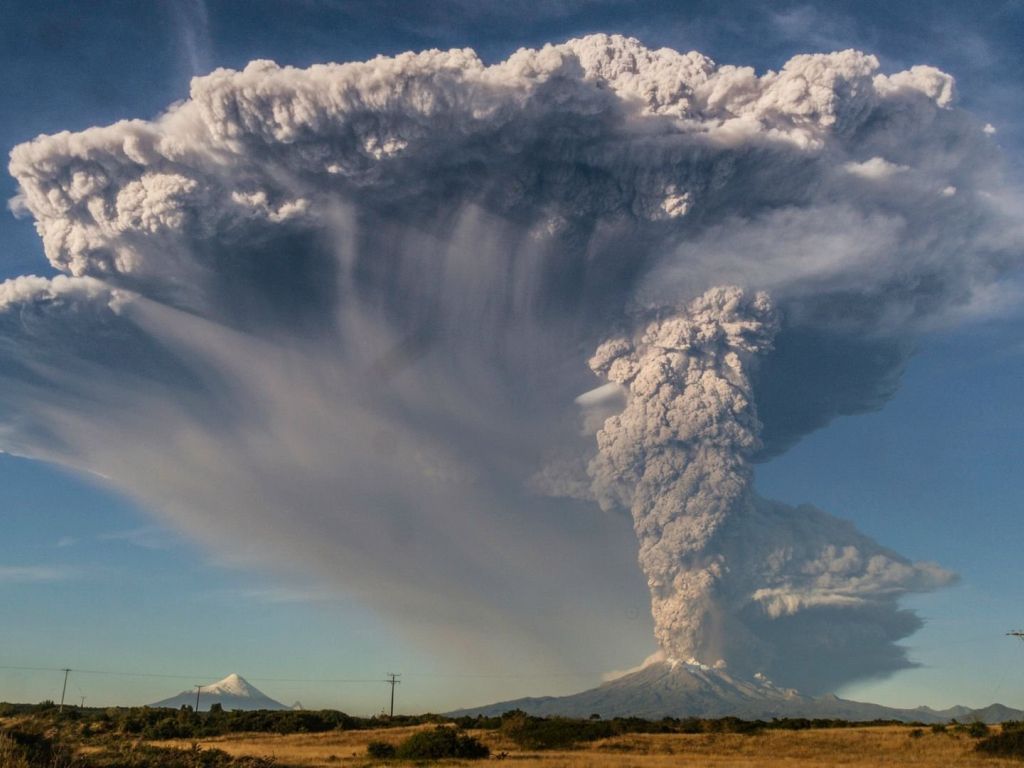 Calbuco Volcano Eruption wallpaper