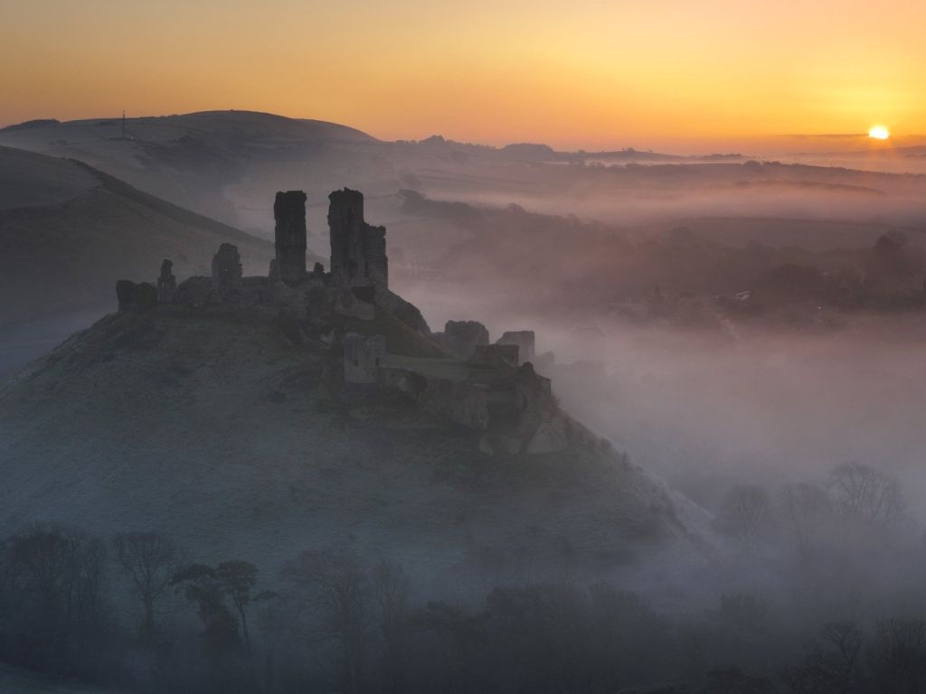 Castle Ruins in Sunrise HD wallpaper
