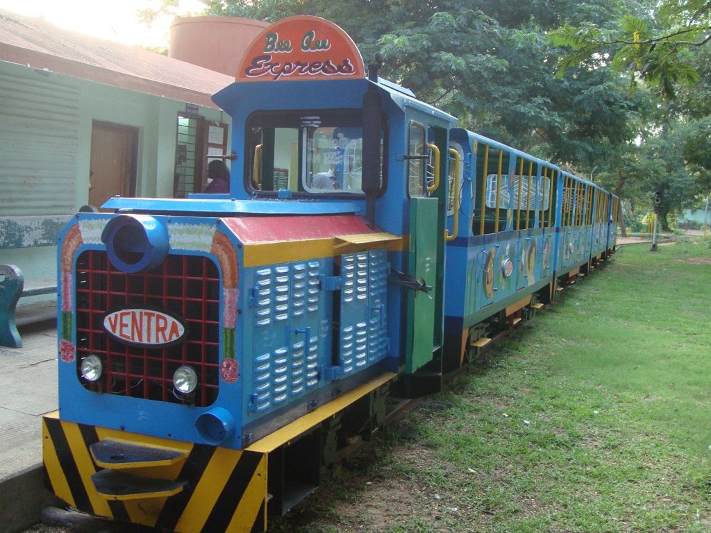 Children Train Use as a Bus in the City of Botanical Garden Pudu-Cherry India wallpaper