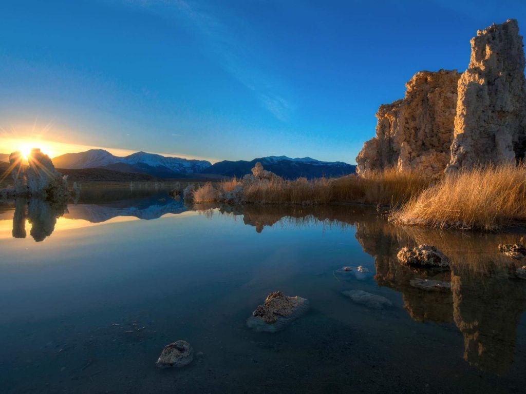 Clear Blue Skies and Crystal Clear Reflections Over Mono Lake wallpaper