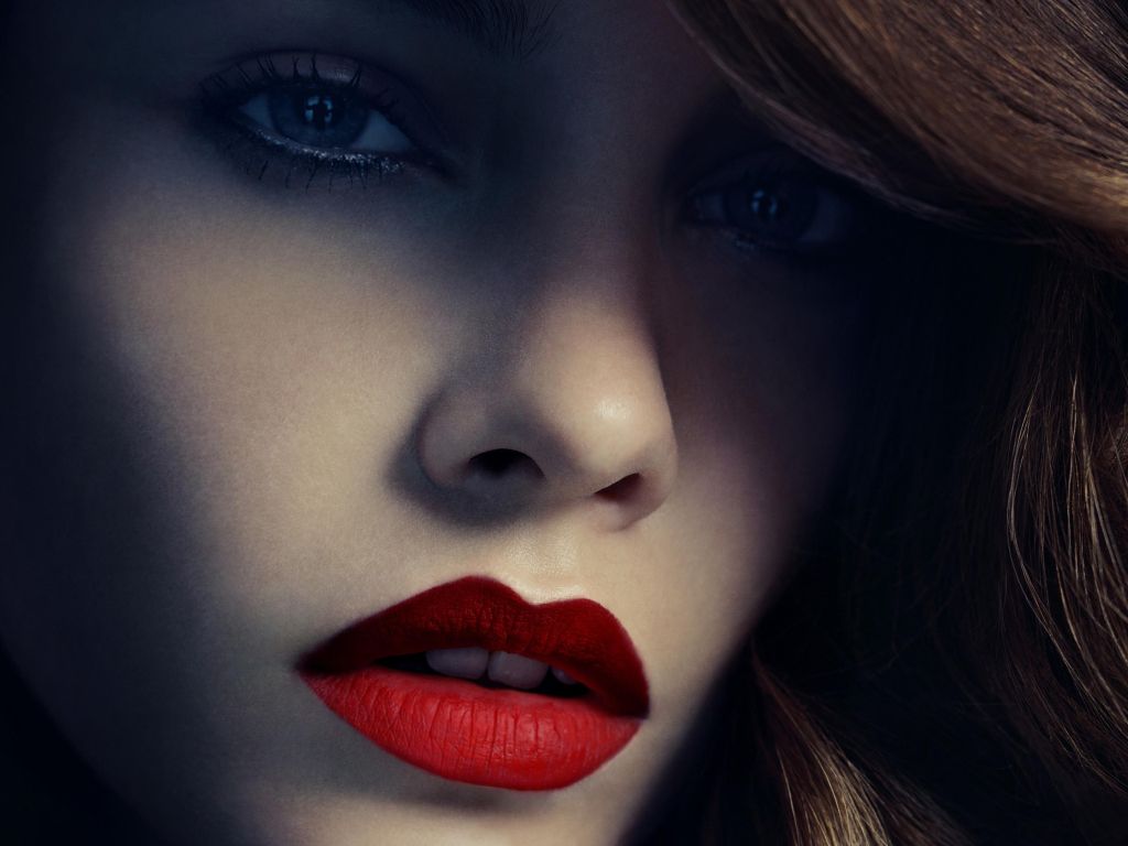 Crimson Lips wallpaper