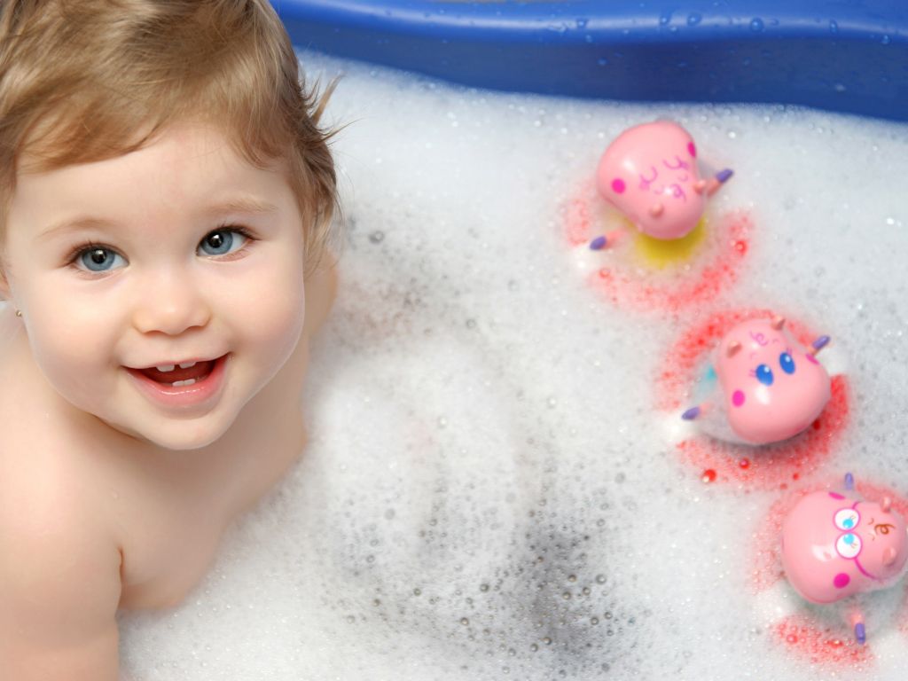 Cute Baby Bath wallpaper