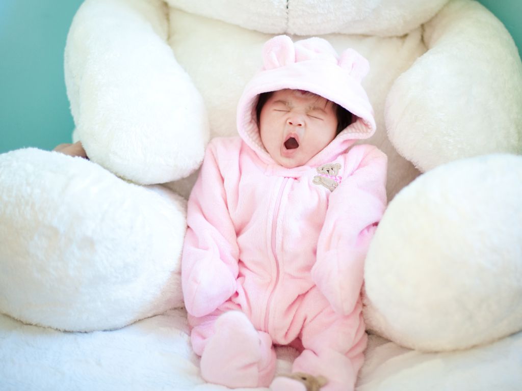 Cute Baby Yawning wallpaper