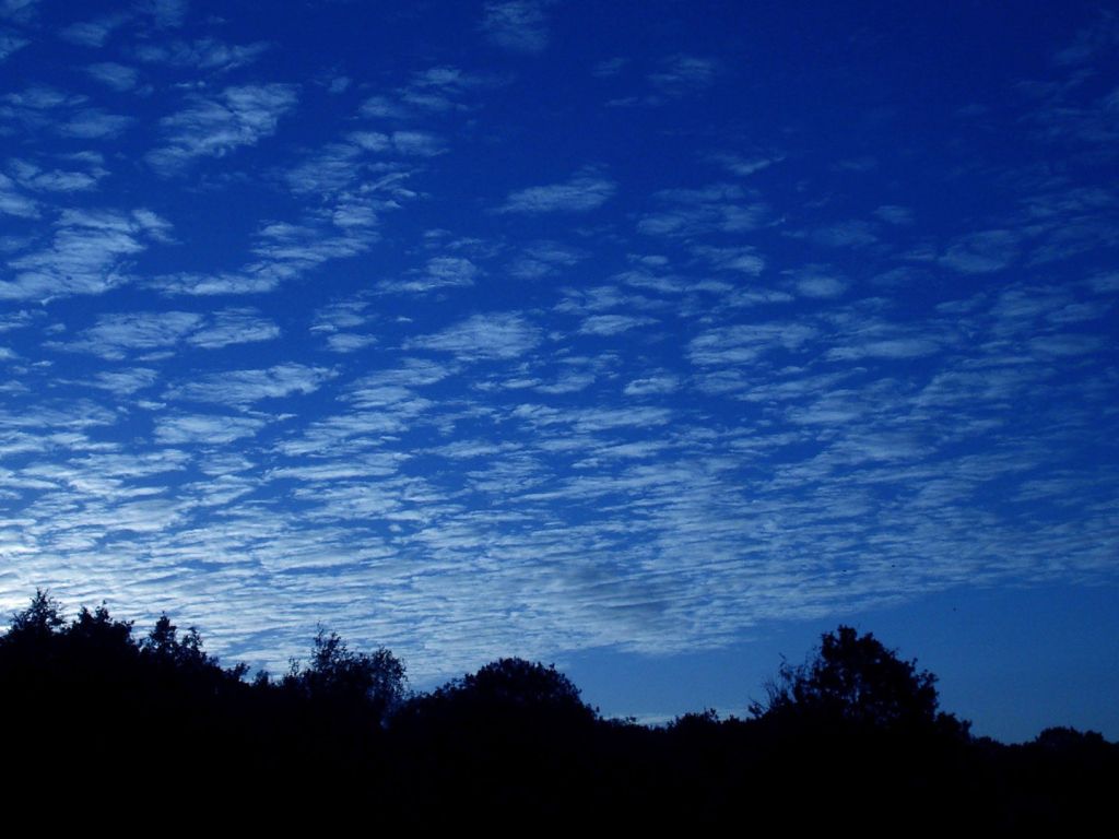 Dark Blue Sky Clouds wallpaper