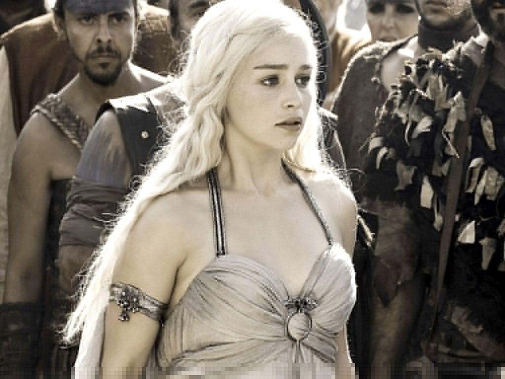 Emilia Clarke as Daenerys Targaryen wallpaper