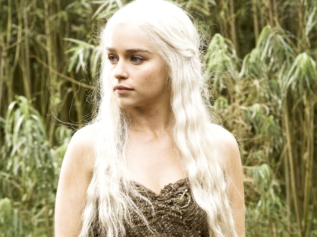 Emilia Clarke in HBO Game Of Thrones wallpaper