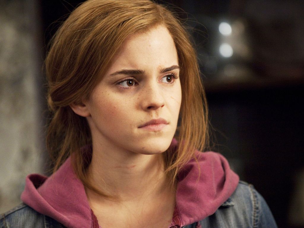 Emma Watson in Deathly Hallows Part 2 wallpaper