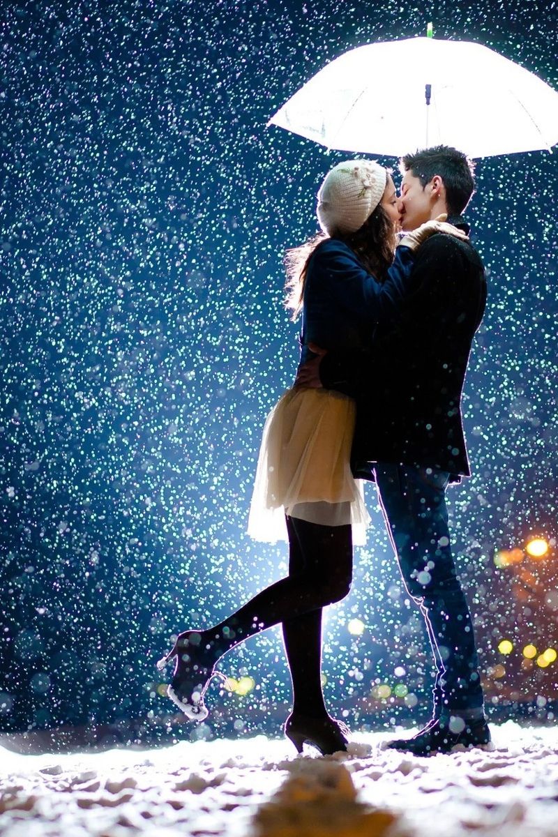 Girl and Boy Kissing in Snow wallpaper in 800x1200 resolution