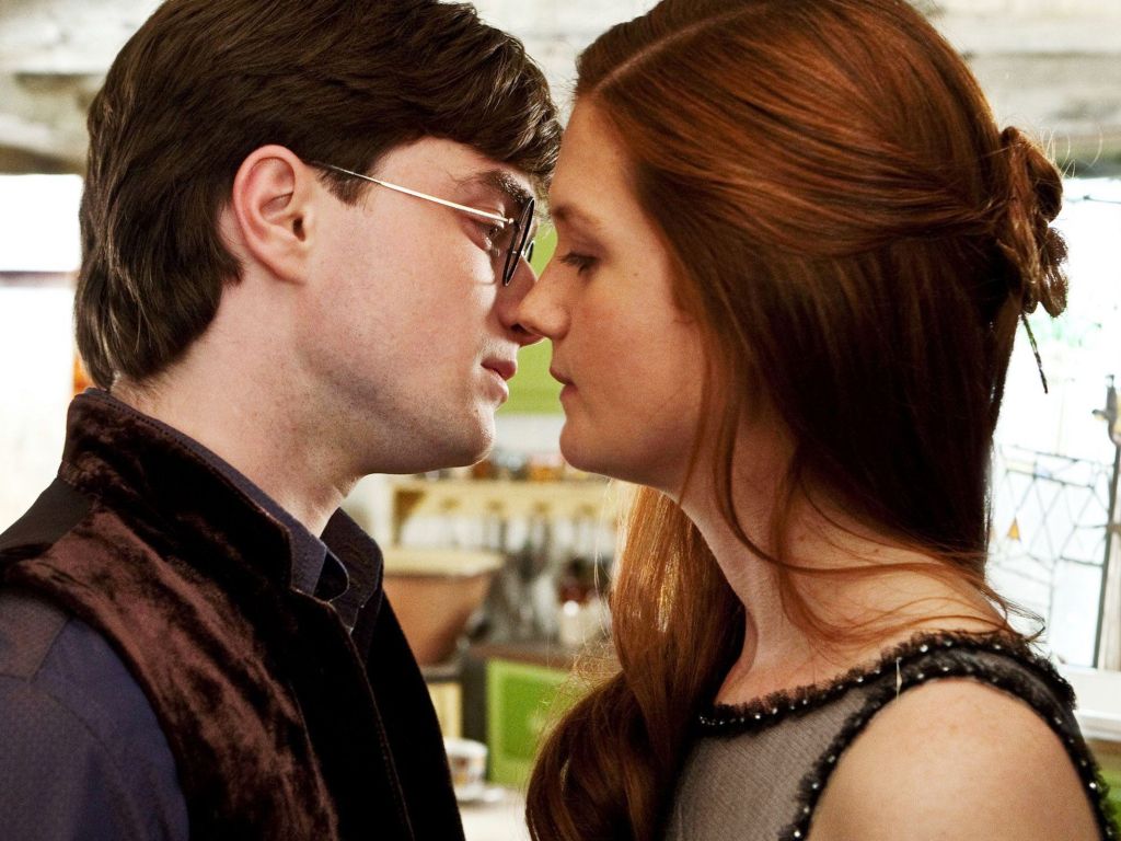 Harry Potter Ginny Kiss Deathly Hallows 2 wallpaper