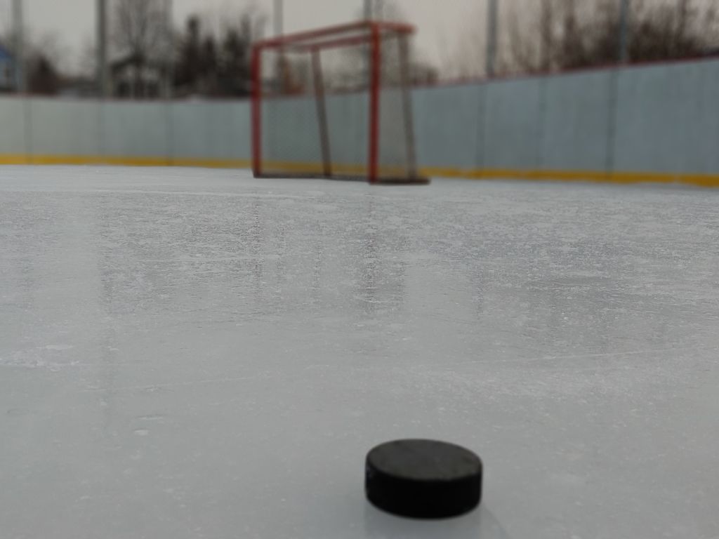 Hockey on the Outdoor Rink wallpaper