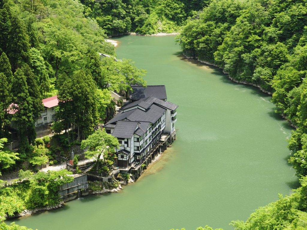 Hotel on a Green River wallpaper