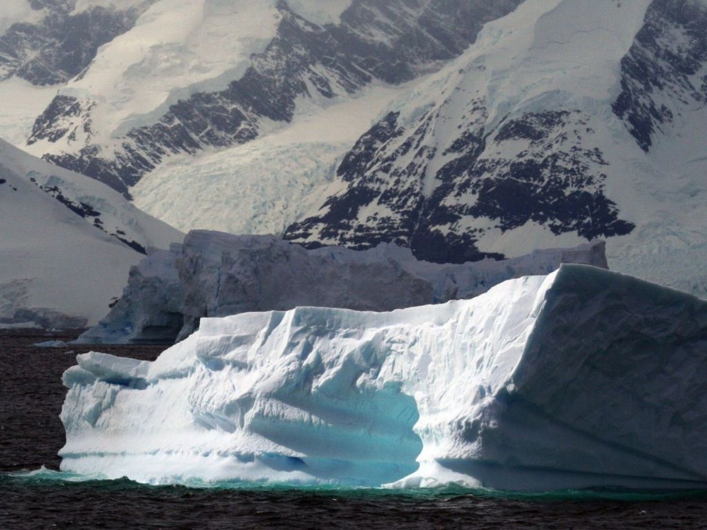 Iceberg in Antarctica wallpaper