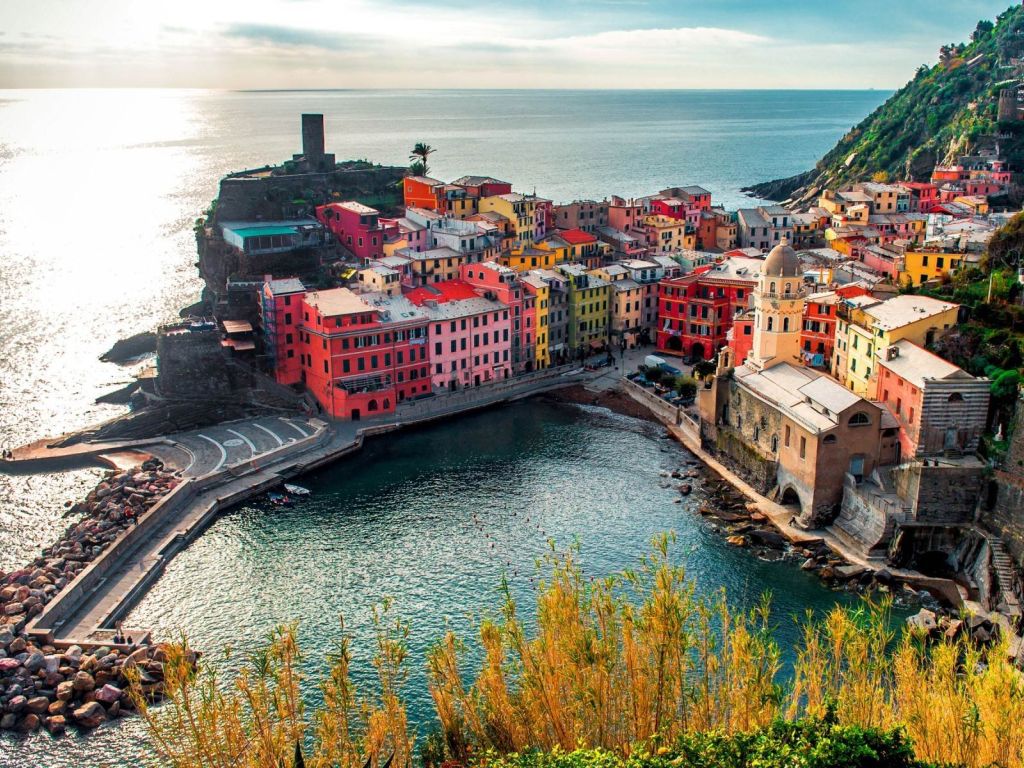 Italy Vernazza Beautiful Red Houses wallpaper