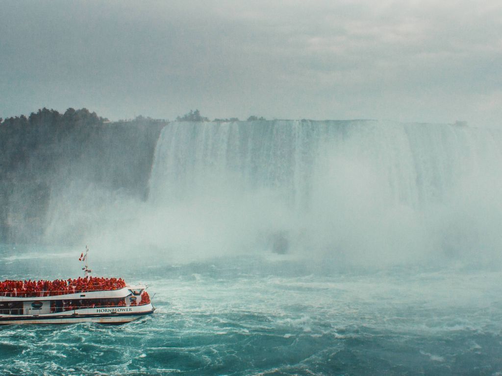 Boat Approaching the Niagara Falls wallpaper
