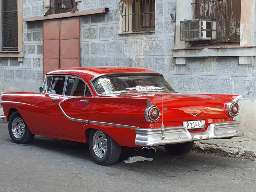 Ford Fairlane in Cuba wallpaper