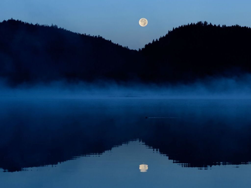 Moon Setting Over Davis Lake CA wallpaper