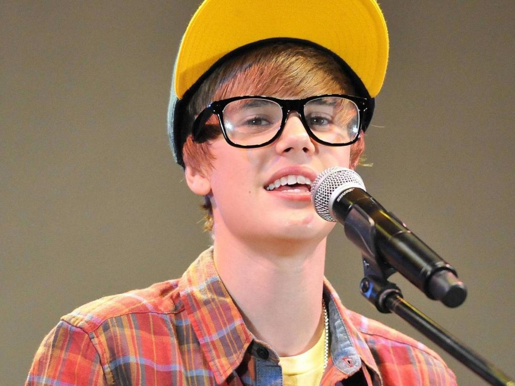 Justin Bieber With Glasses wallpaper