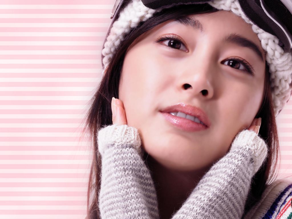 Korean Actress Kim Tae Hee wallpaper