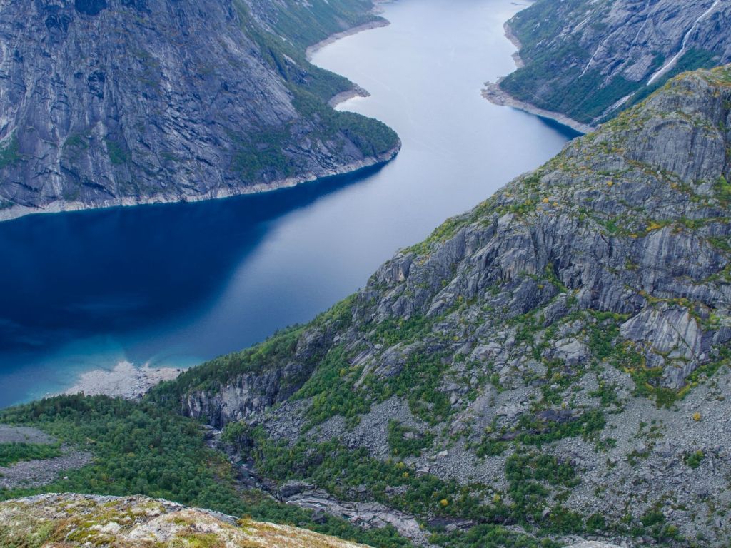 Lake at Trolltunga Norway wallpaper