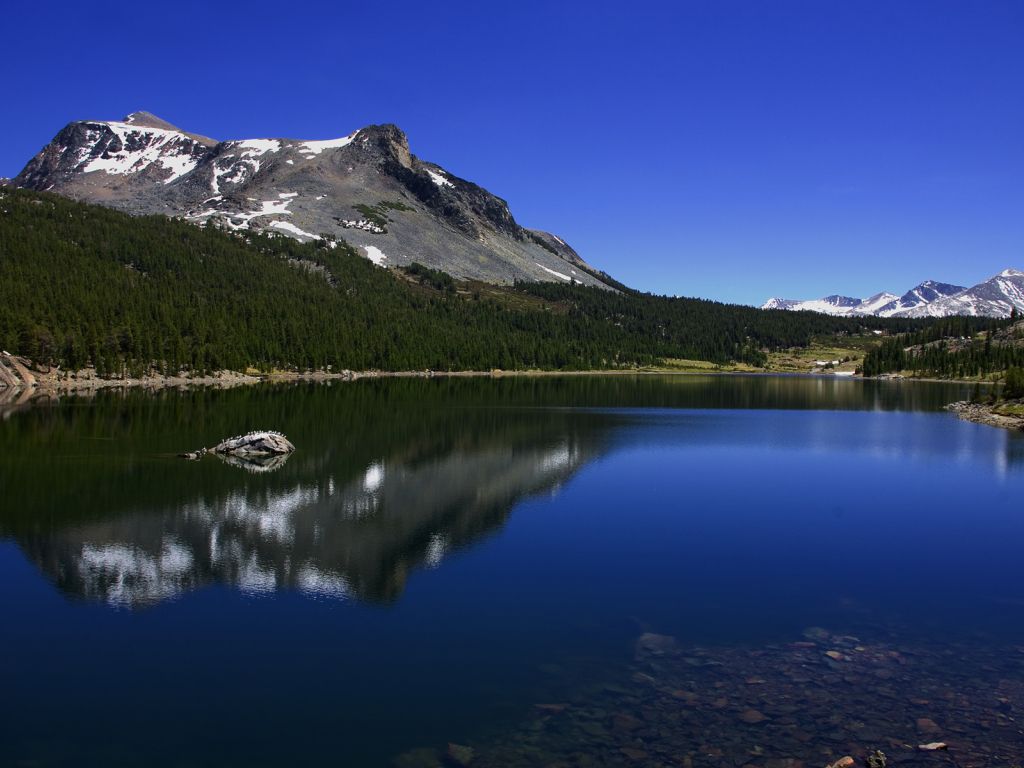 Lake With Mountains wallpaper