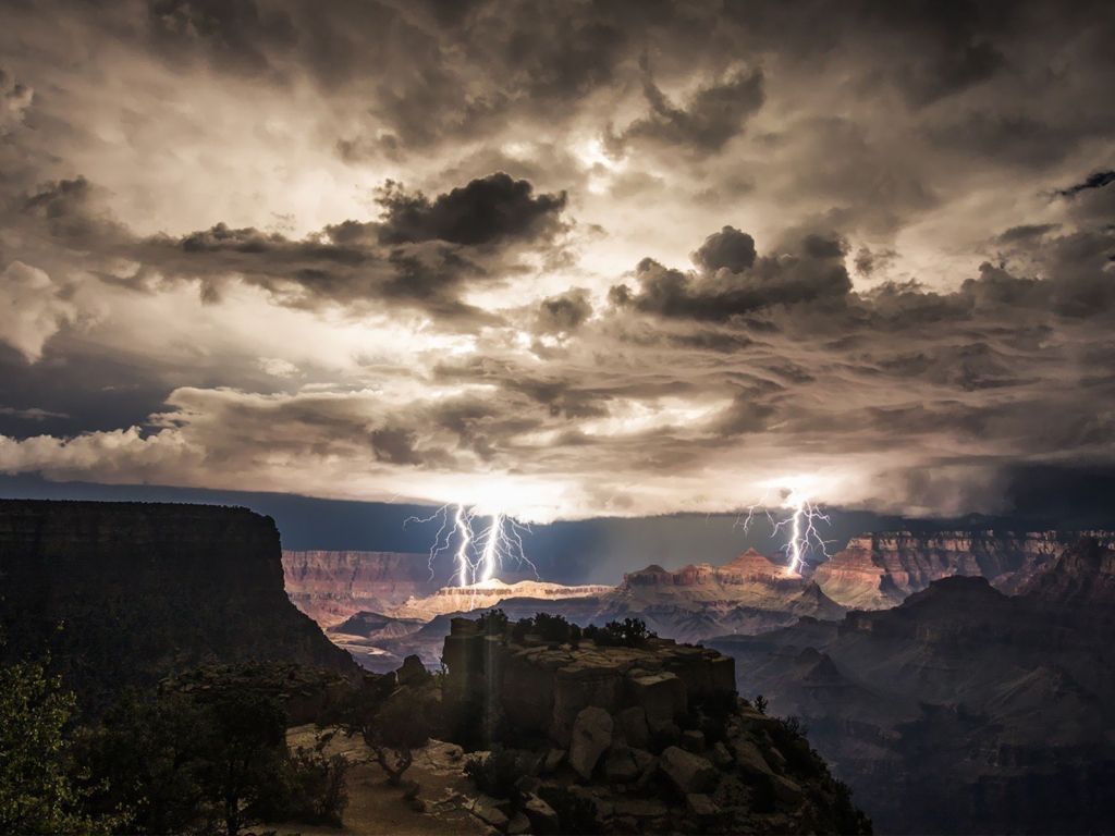Lightning Strikes in The Grand Canyon wallpaper