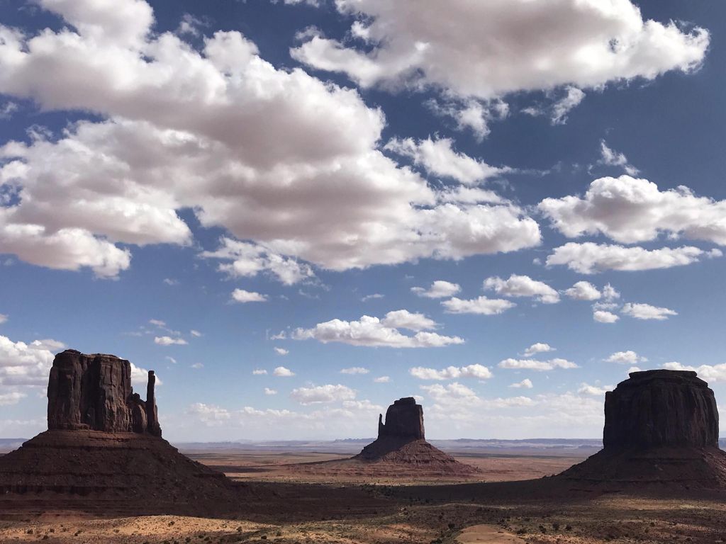 Morning in Monument Valley wallpaper