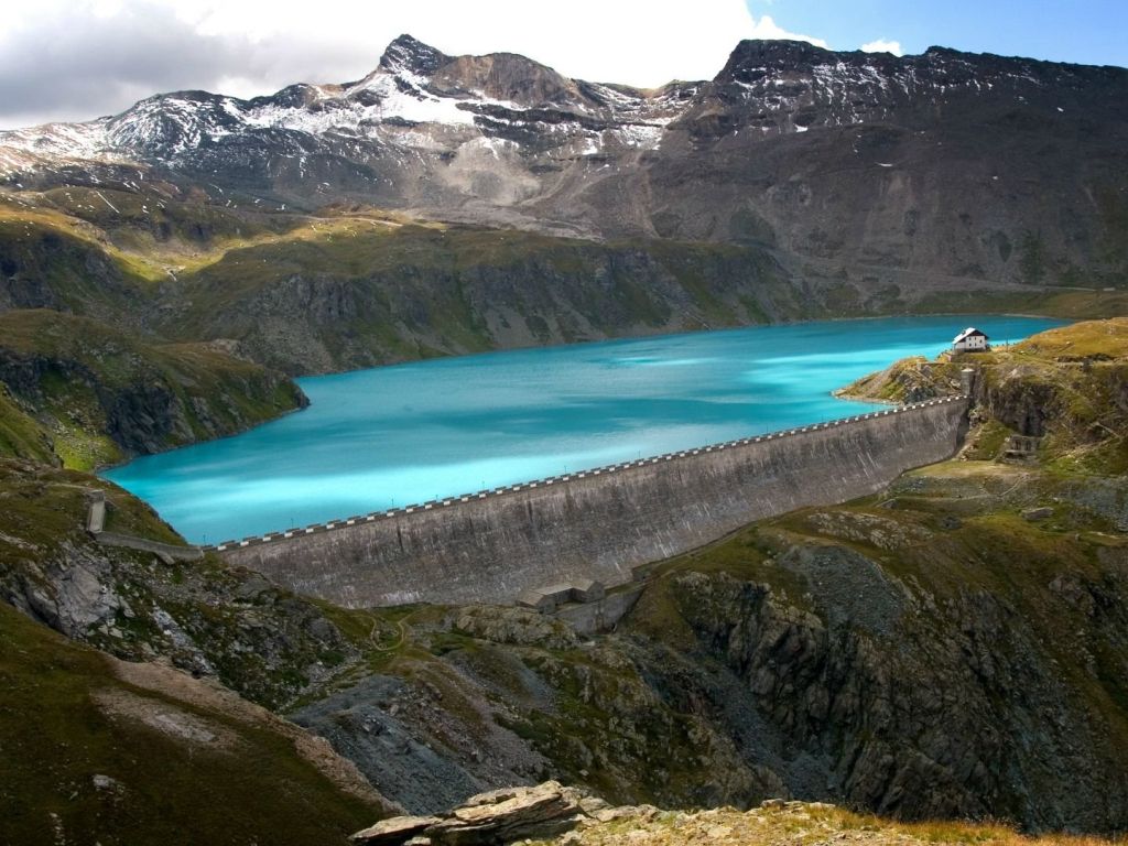 Natural Water Reservoir in Mountains wallpaper