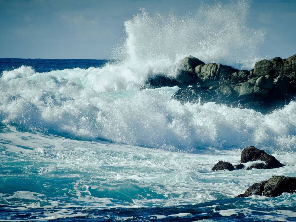 Ocean Waves Hitting the Rocks wallpaper