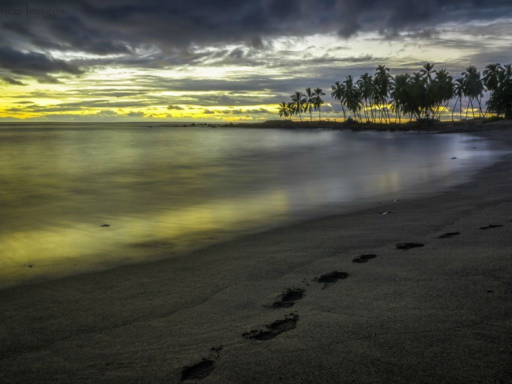 On a Beach in Hawaii at Dusk wallpaper
