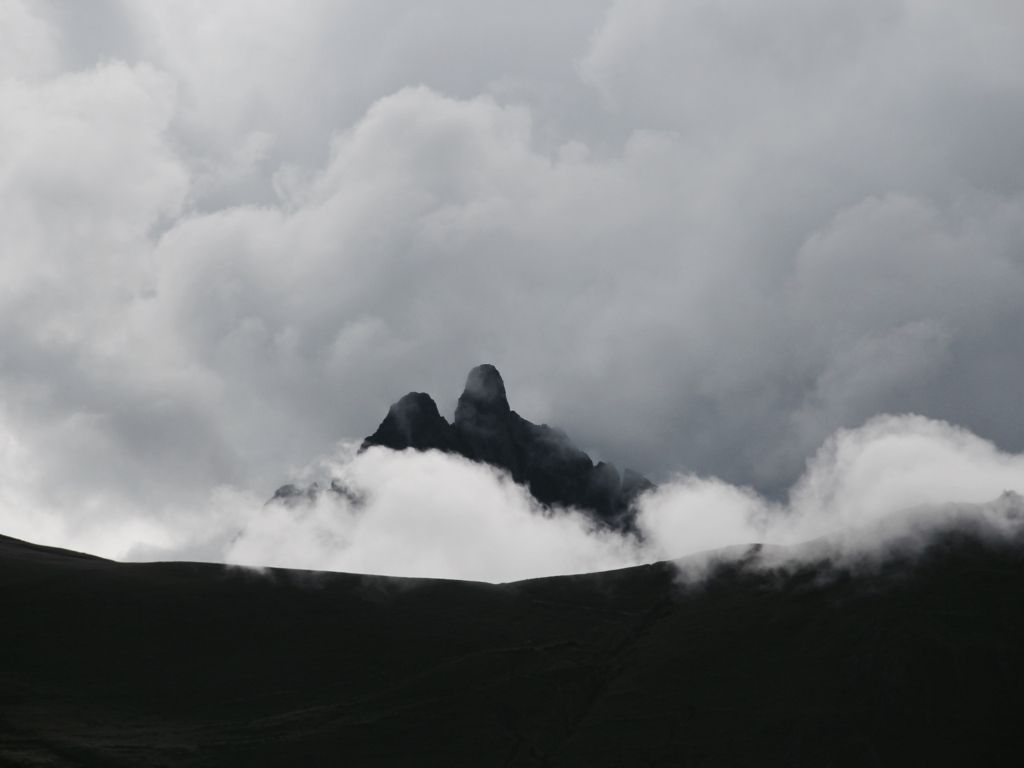 Peruvian Mountains, View of Ollantaytambo wallpaper