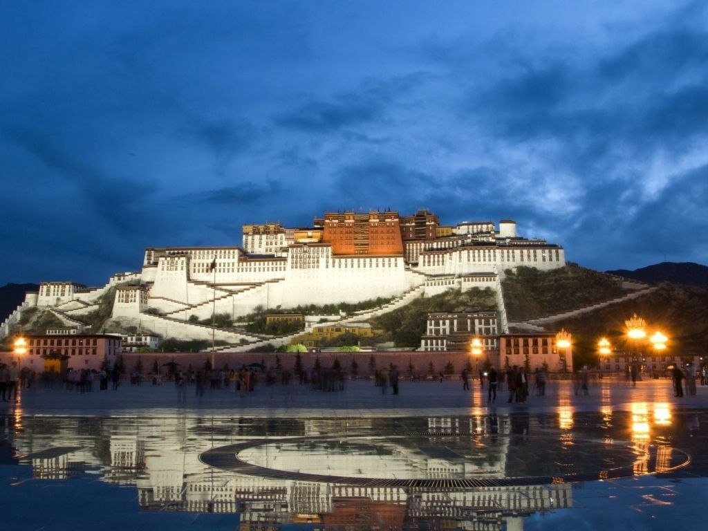 Potala Palace in Tibet wallpaper