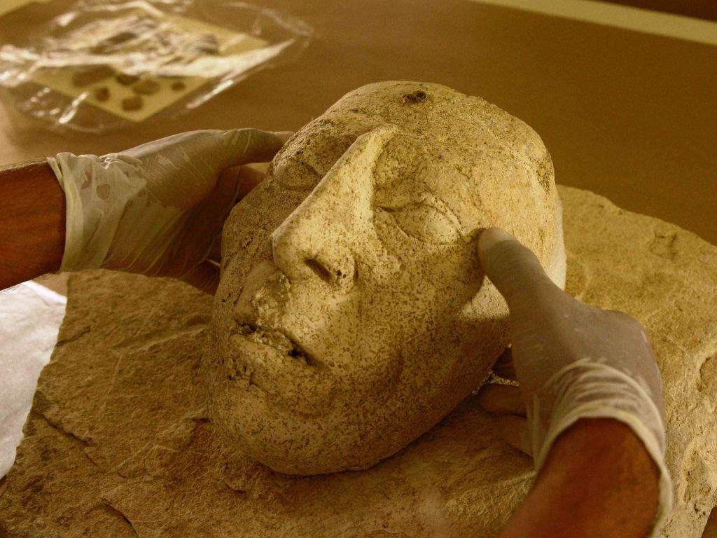Ritual Mask of Legendary 7th Century Maya King Pakal wallpaper